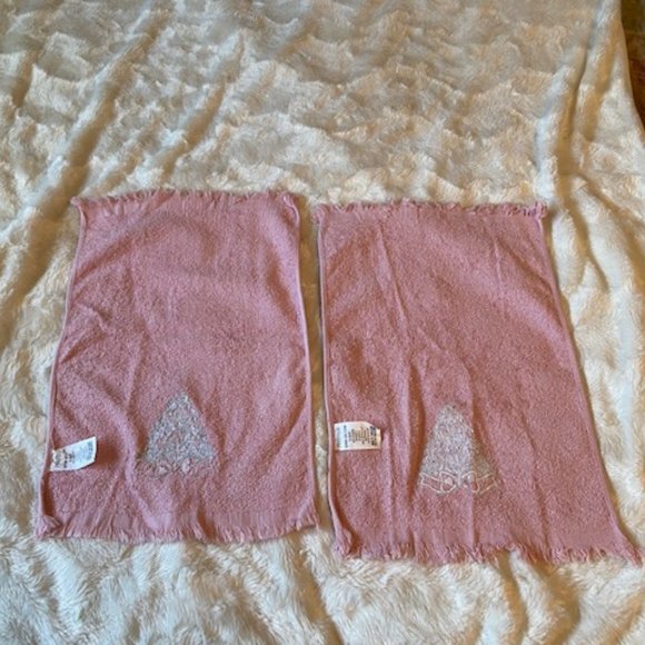 2/30 Prestige Christmas Rose Coloured with Christmas Tree hand towels - Picture 4 of 8